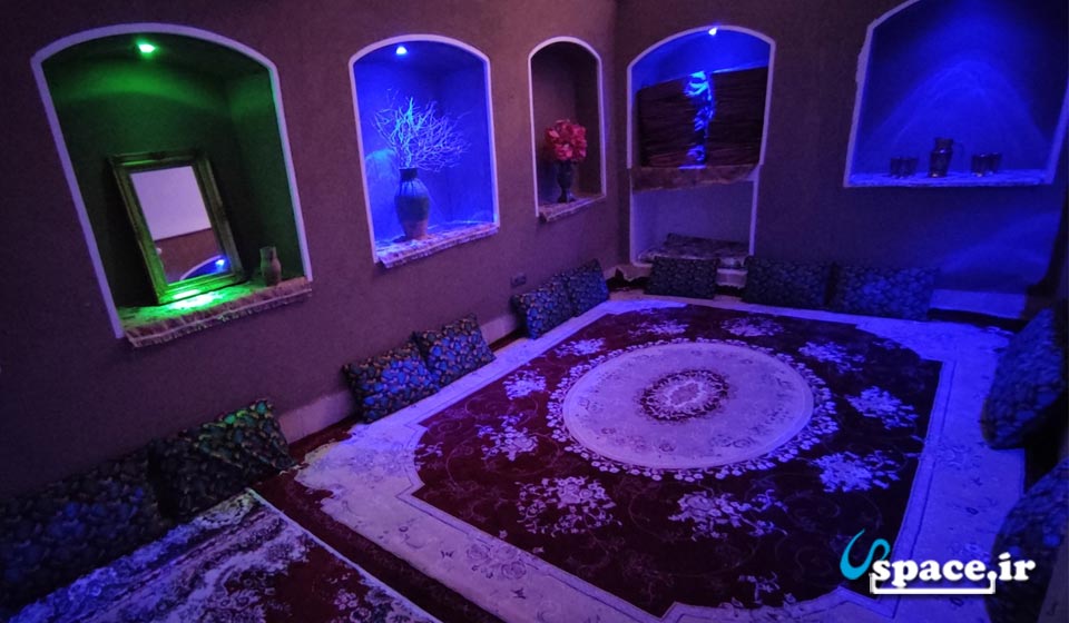 نمای داخل اتاق اقامتگاه بوم گردی زیبا چنار - کاغذی - ابوزیدآباد - کاشان - اصفهان