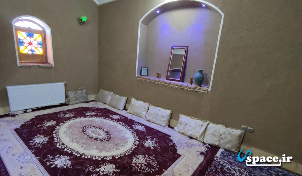 نمای داخل اتاق اقامتگاه بوم گردی زیبا چنار - کاغذی - ابوزیدآباد - کاشان - اصفهان