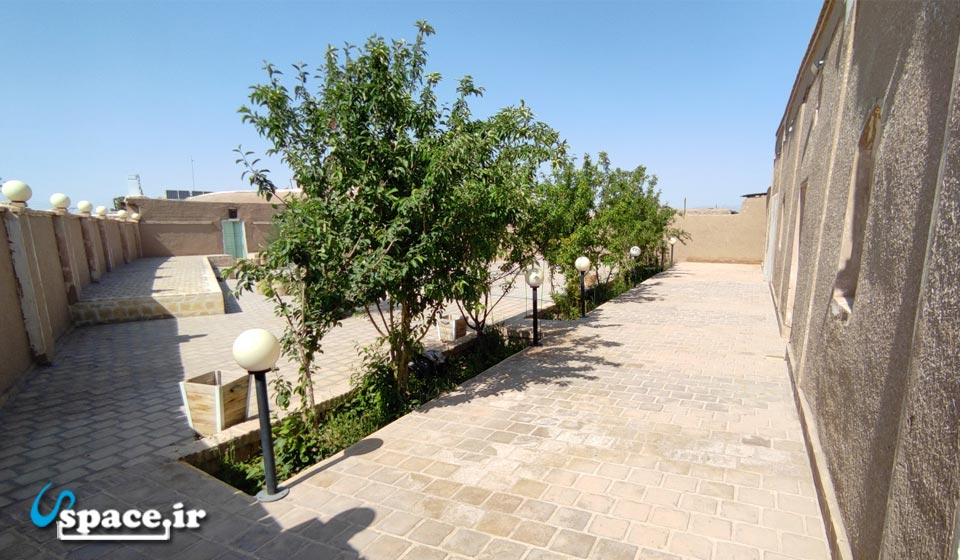 نمای حیاط بزرگ و دلباز اقامتگاه بوم گردی زیبا چنار - کاغذی - ابوزیدآباد - کاشان - اصفهان